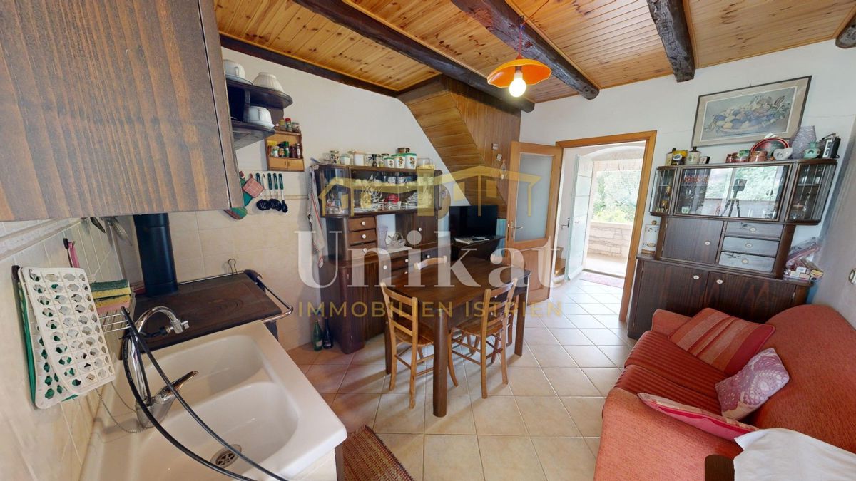 Proprietà con due case in pietra - piscina e ampio giardino